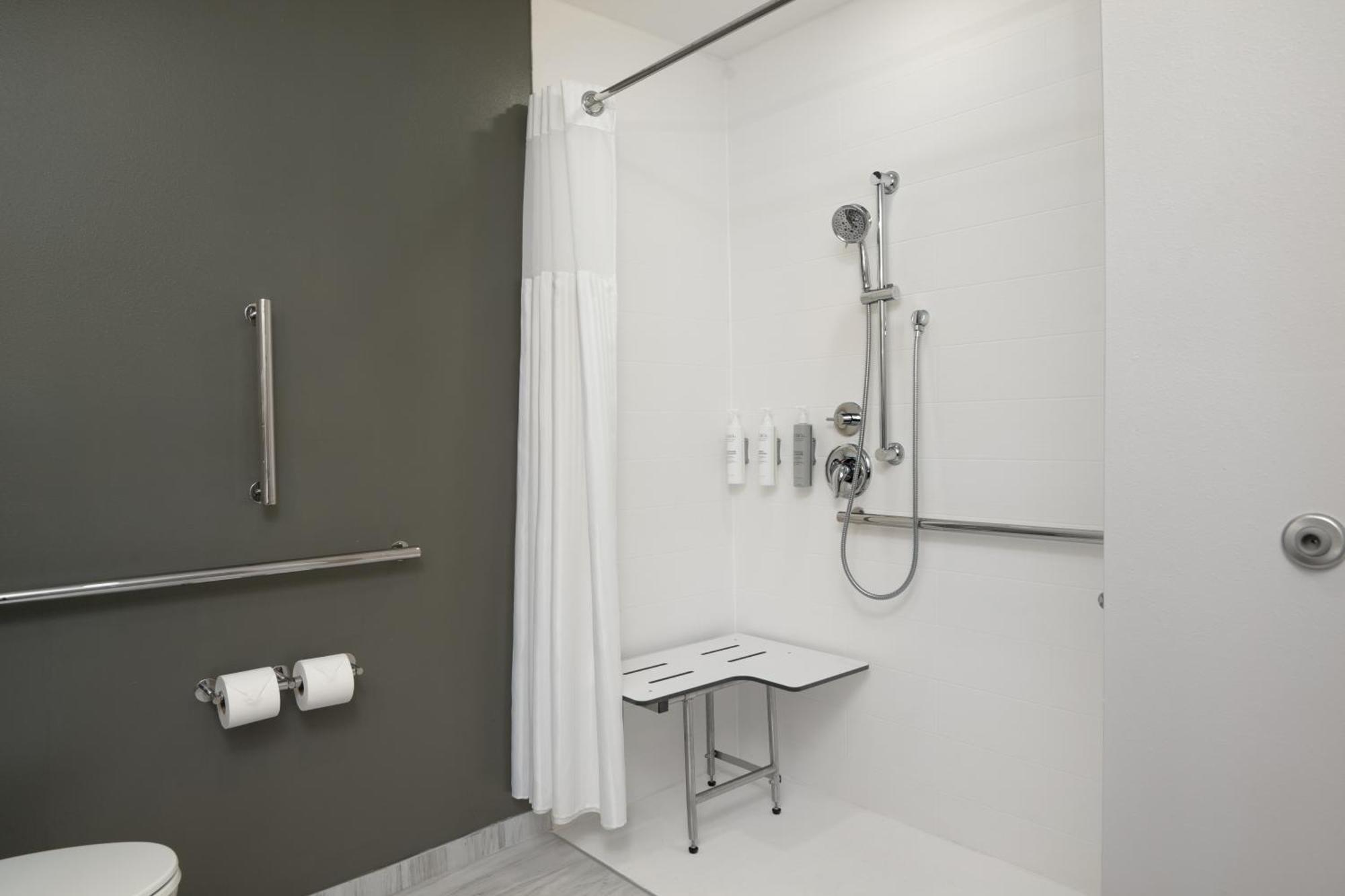 Queen Studio Two Queen Beds Bath Tub Mobility Accessible,1656198565:JPEG